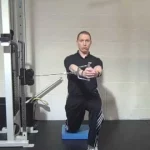 Press pallof polea con una rodilla apoyada en el suelo